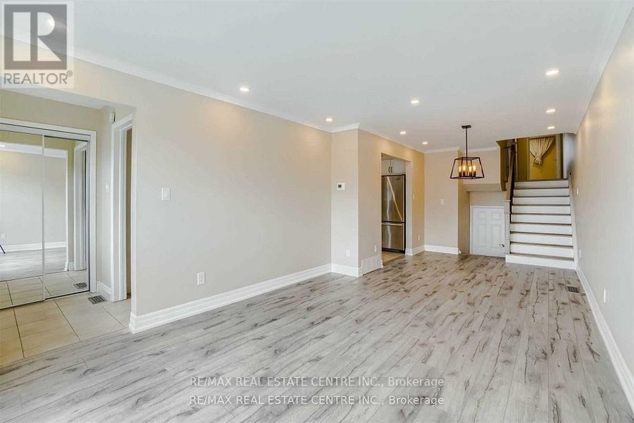 3385 Ellengale (Upper) Drive, Mississauga, Ontario  L5C 1Z5 - Photo 7 - W12281357