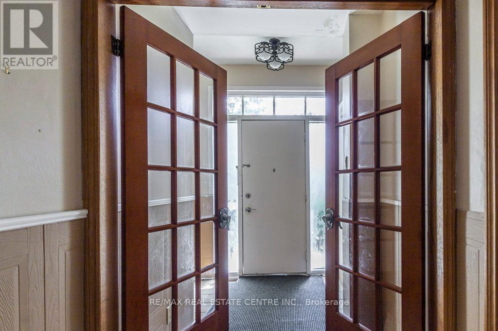 215-217 Queen Street, Milton, Ontario  L9T 1K3 - Photo 11 - W12323884