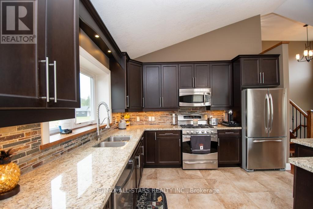 15 Rustlewood Avenue, Kawartha Lakes, Ontario  L0A 1A0 - Photo 14 - X12324095