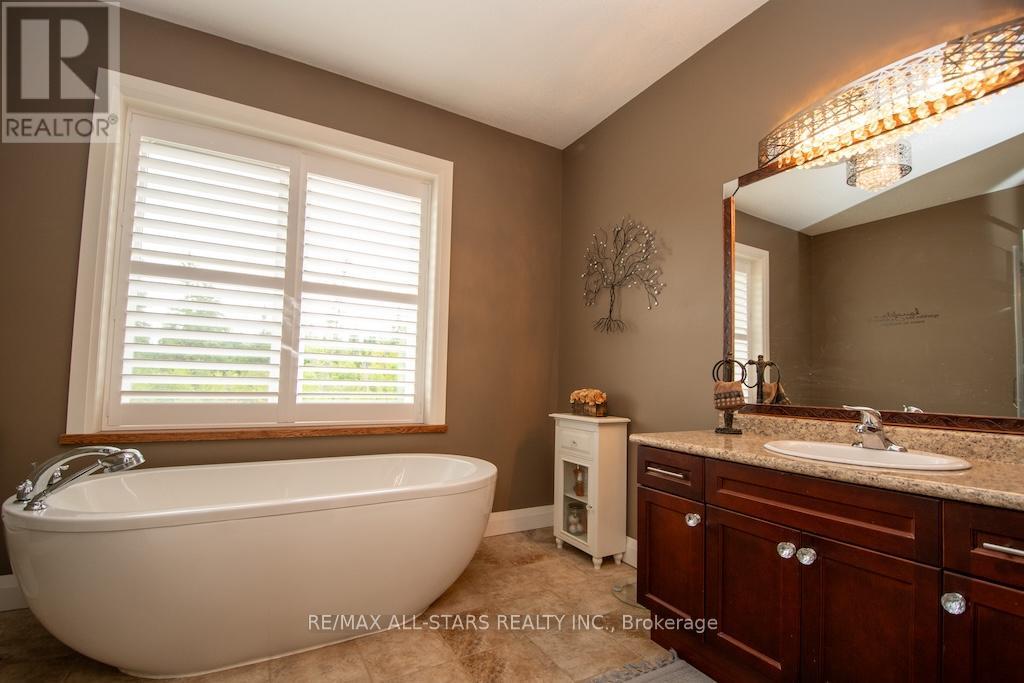 15 Rustlewood Avenue, Kawartha Lakes, Ontario  L0A 1A0 - Photo 19 - X12324095