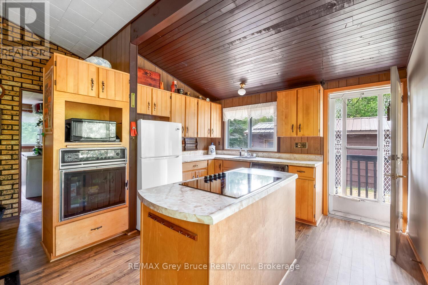 465 Shoreline Avenue, South Bruce Peninsula, Ontario  N0H 2T0 - Photo 10 - X12324227
