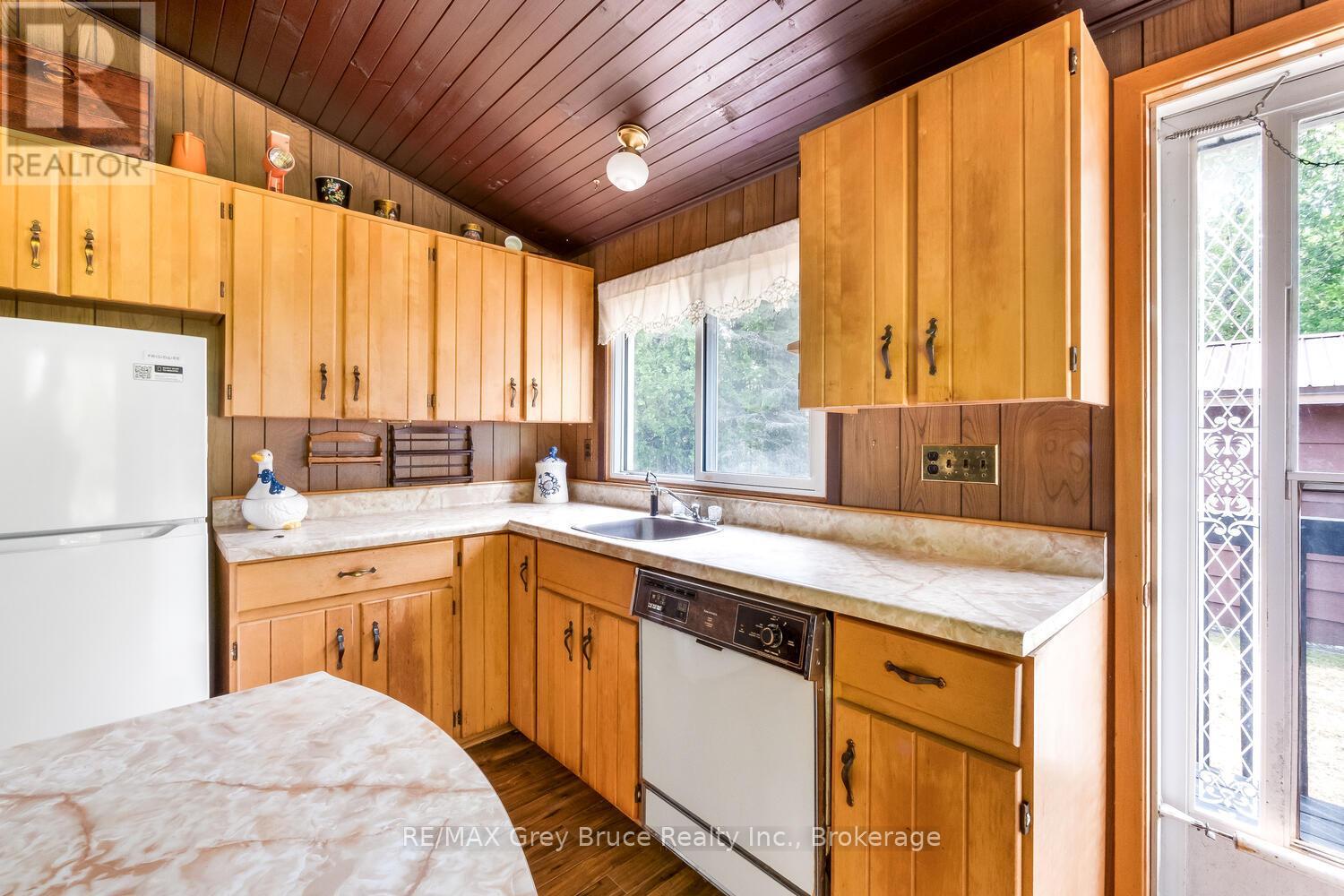 465 Shoreline Avenue, South Bruce Peninsula, Ontario  N0H 2T0 - Photo 11 - X12324227
