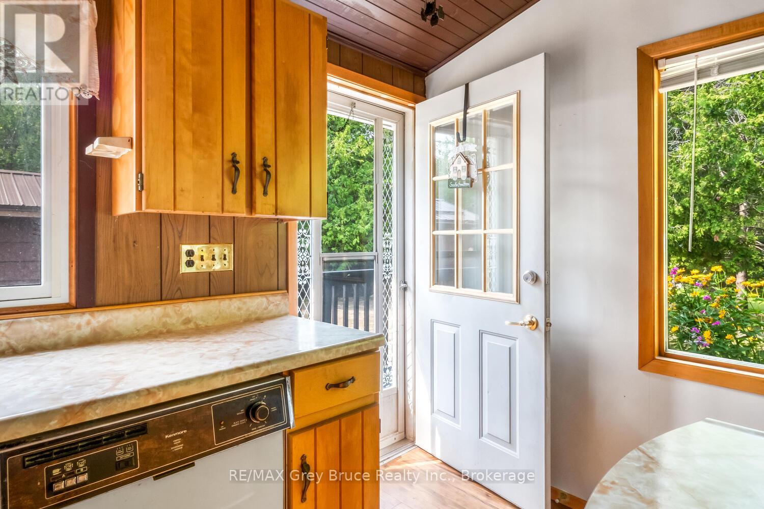 465 Shoreline Avenue, South Bruce Peninsula, Ontario  N0H 2T0 - Photo 8 - X12324227