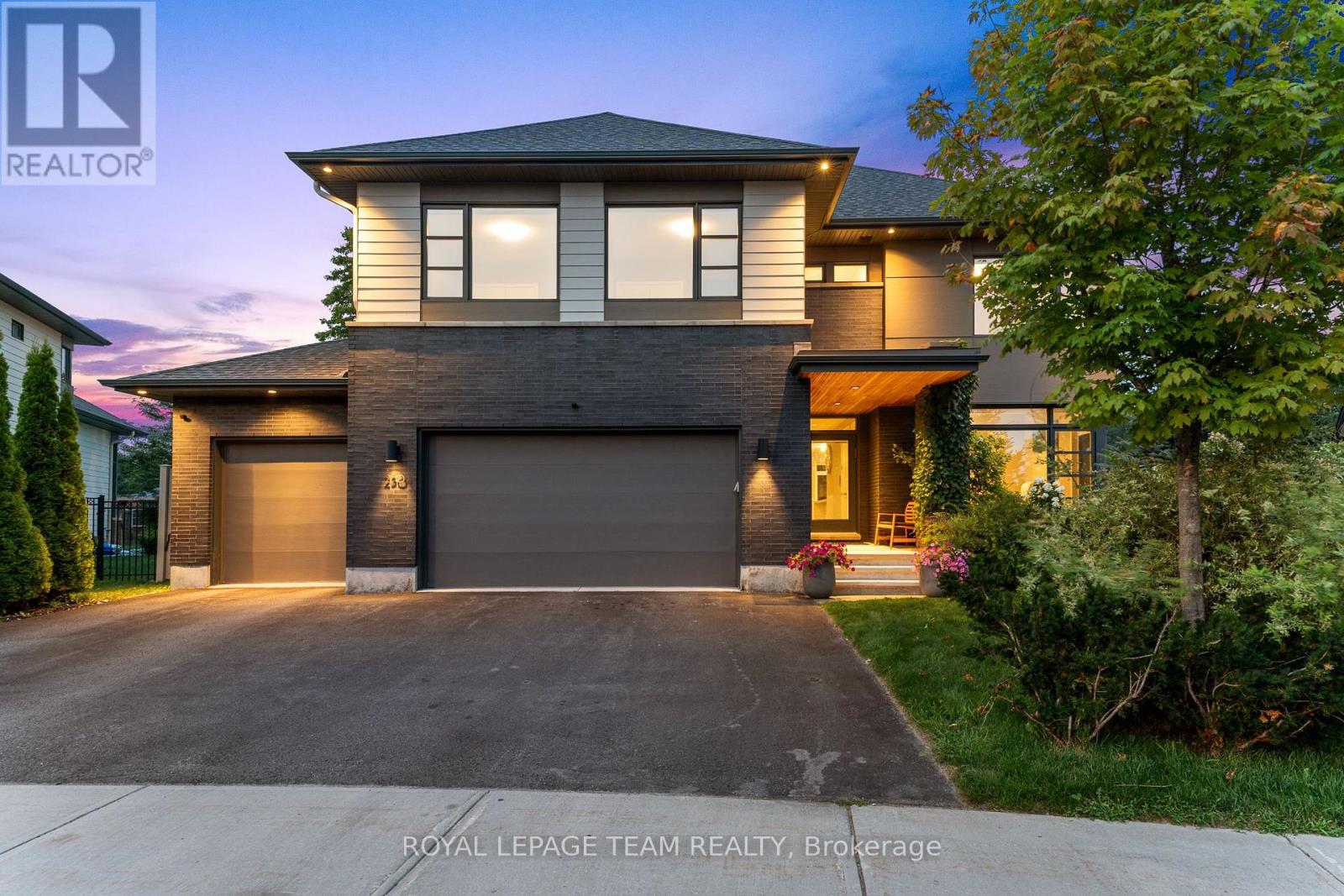 Property at 250 SUNNYRIDGE CRESCENT image 1