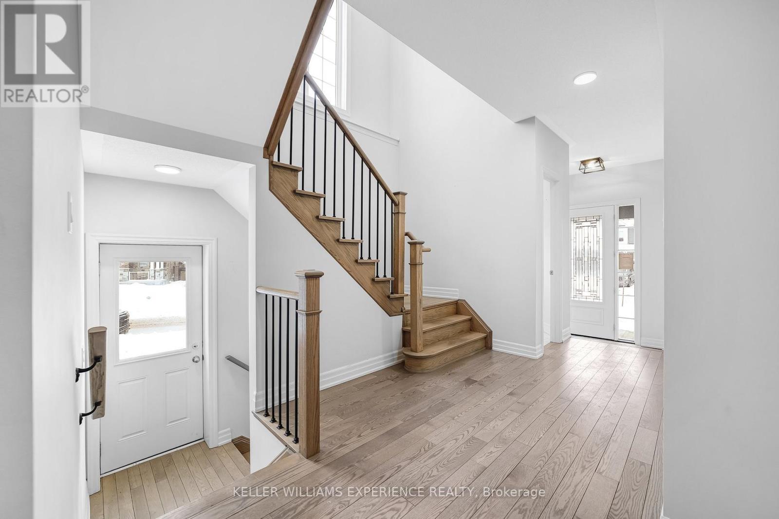 31 Wood Crescent, Essa, Ontario  L3W 0M5 - Photo 4 - N12324132