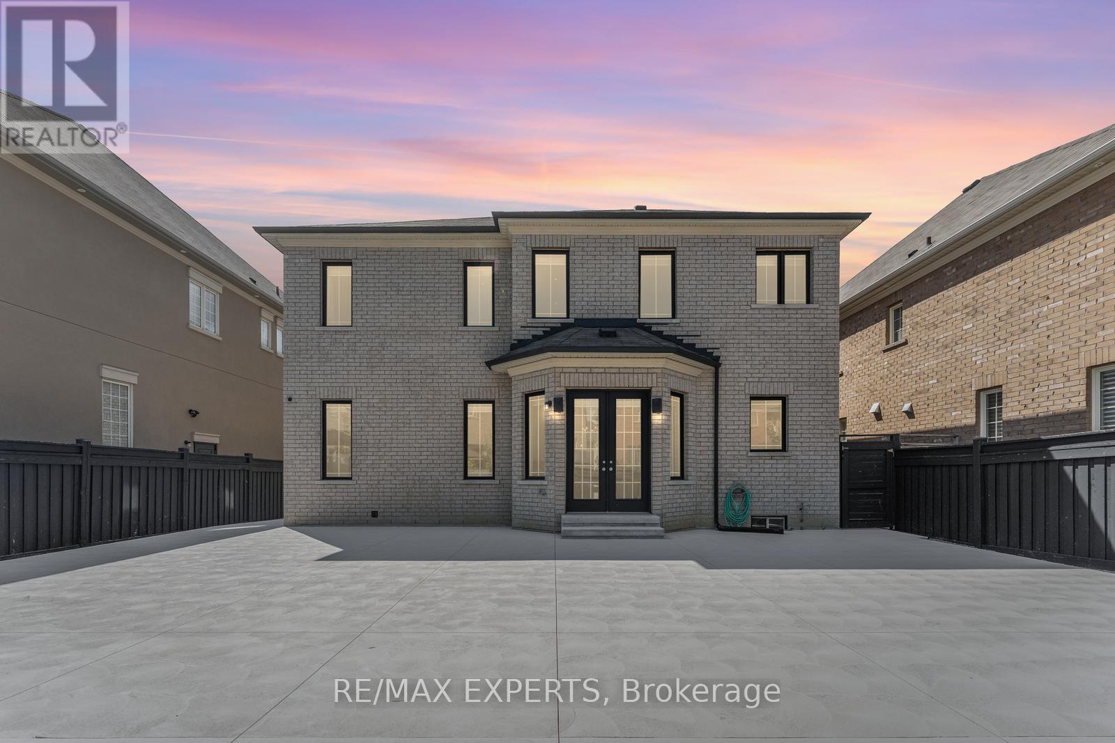 Property at 6 DUNROBIN CRESCENT image 2