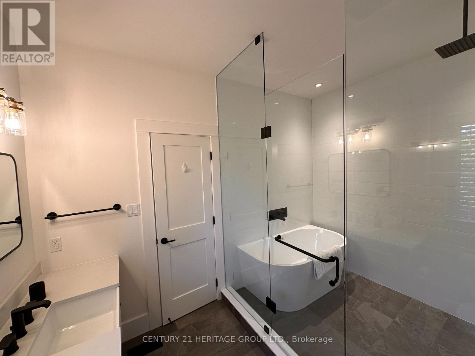 911 Lake Drive N, Georgina, Ontario  L4P 3E9 - Photo 24 - N12324233