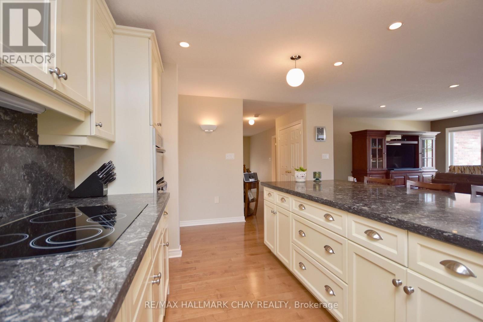167 Crompton Drive, Barrie, Ontario  L4M 6P1 - Photo 10 - S12324167