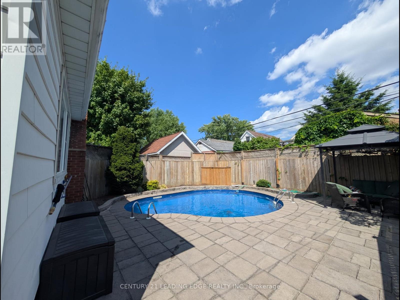 215 Wexford Avenue S, Hamilton, Ontario  L8K 2P1 - Photo 2 - X12324143