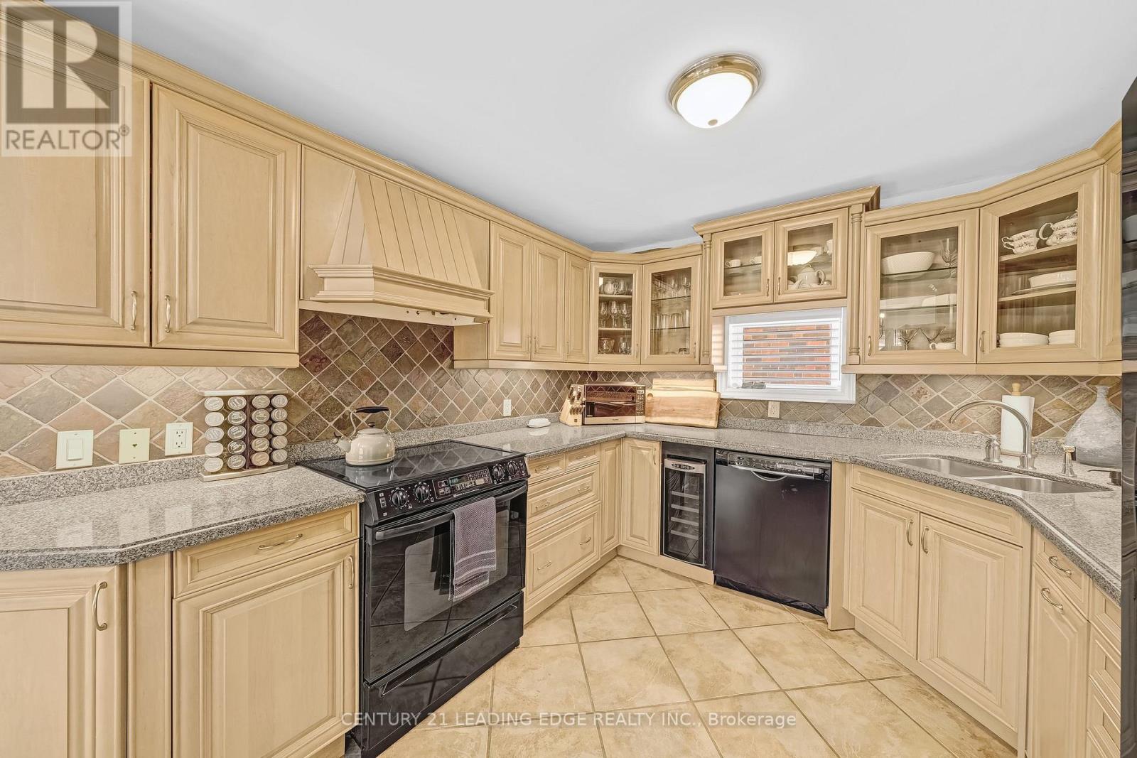 215 Wexford Avenue S, Hamilton, Ontario  L8K 2P1 - Photo 23 - X12324143