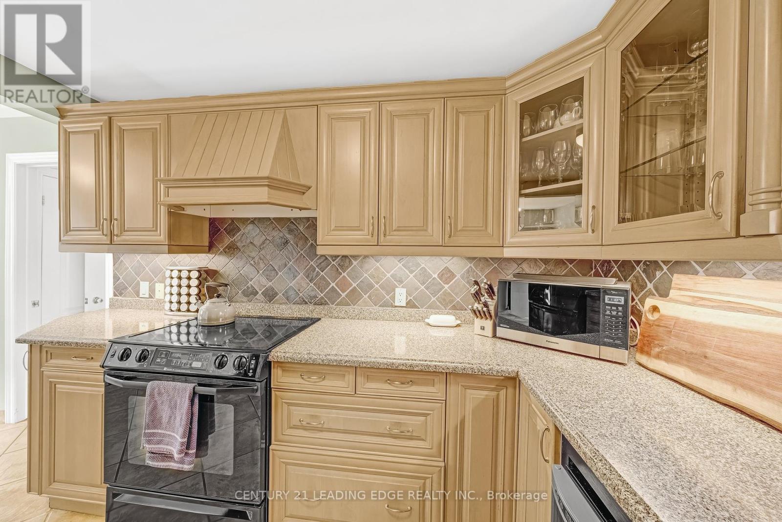 215 Wexford Avenue S, Hamilton, Ontario  L8K 2P1 - Photo 25 - X12324143