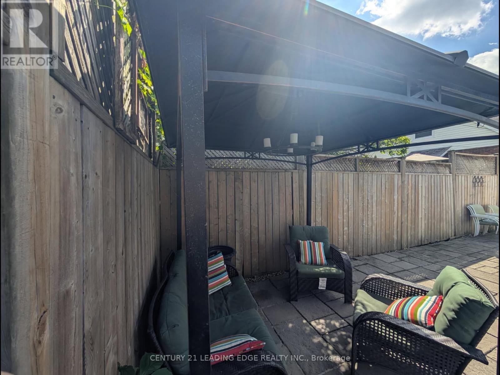 215 Wexford Avenue S, Hamilton, Ontario  L8K 2P1 - Photo 4 - X12324143