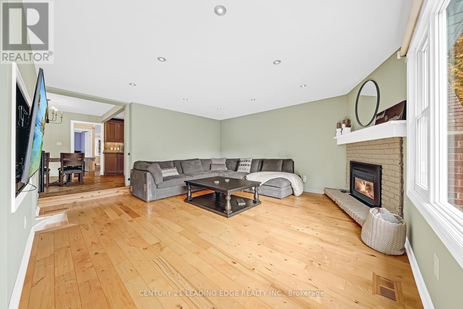 215 Wexford Avenue S, Hamilton, Ontario  L8K 2P1 - Photo 5 - X12324143