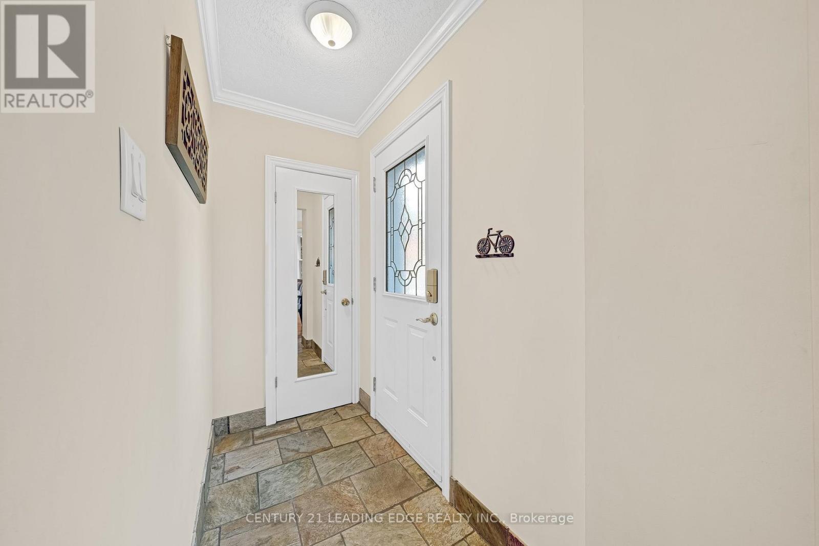 215 Wexford Avenue S, Hamilton, Ontario  L8K 2P1 - Photo 8 - X12324143