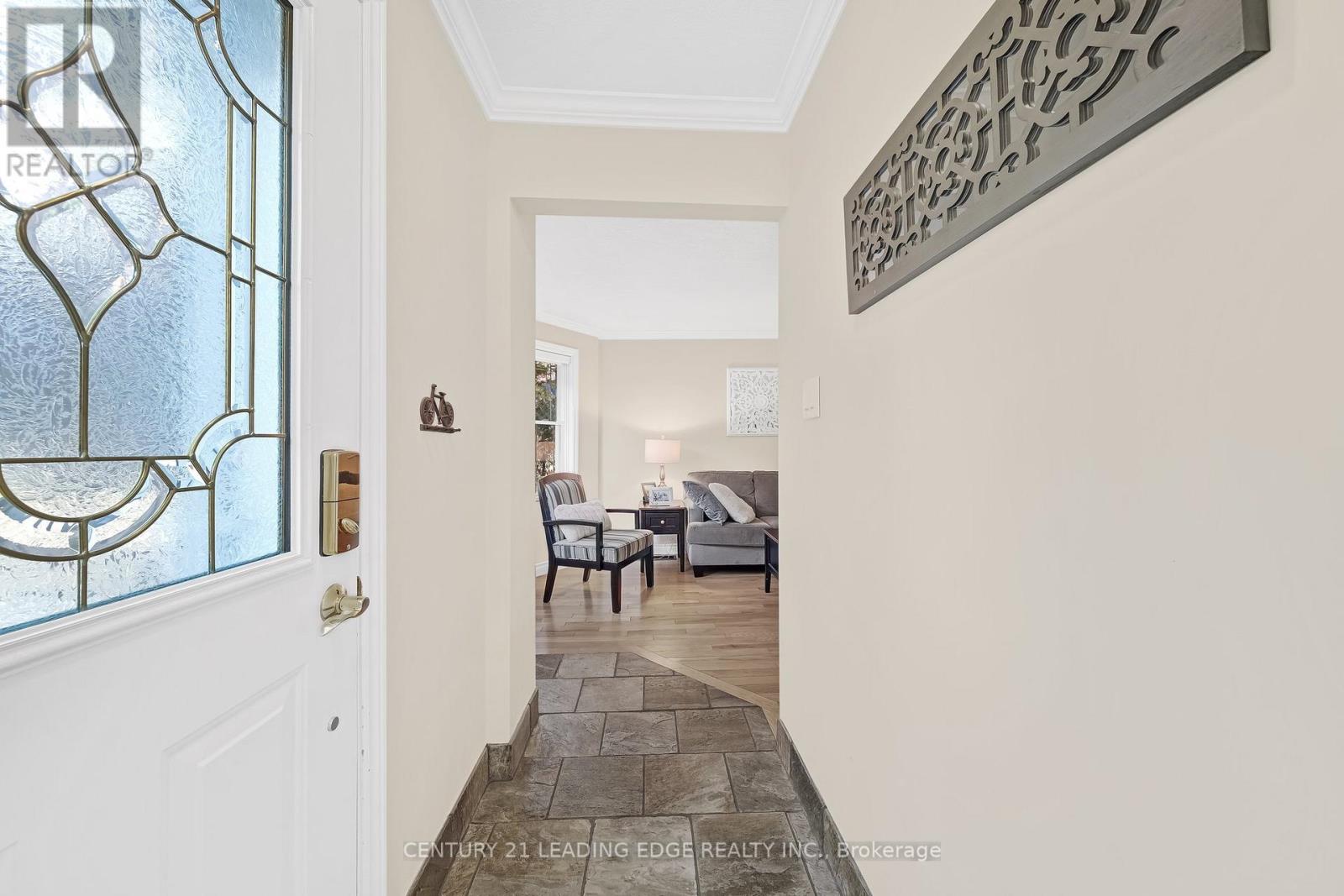 215 Wexford Avenue S, Hamilton, Ontario  L8K 2P1 - Photo 9 - X12324143