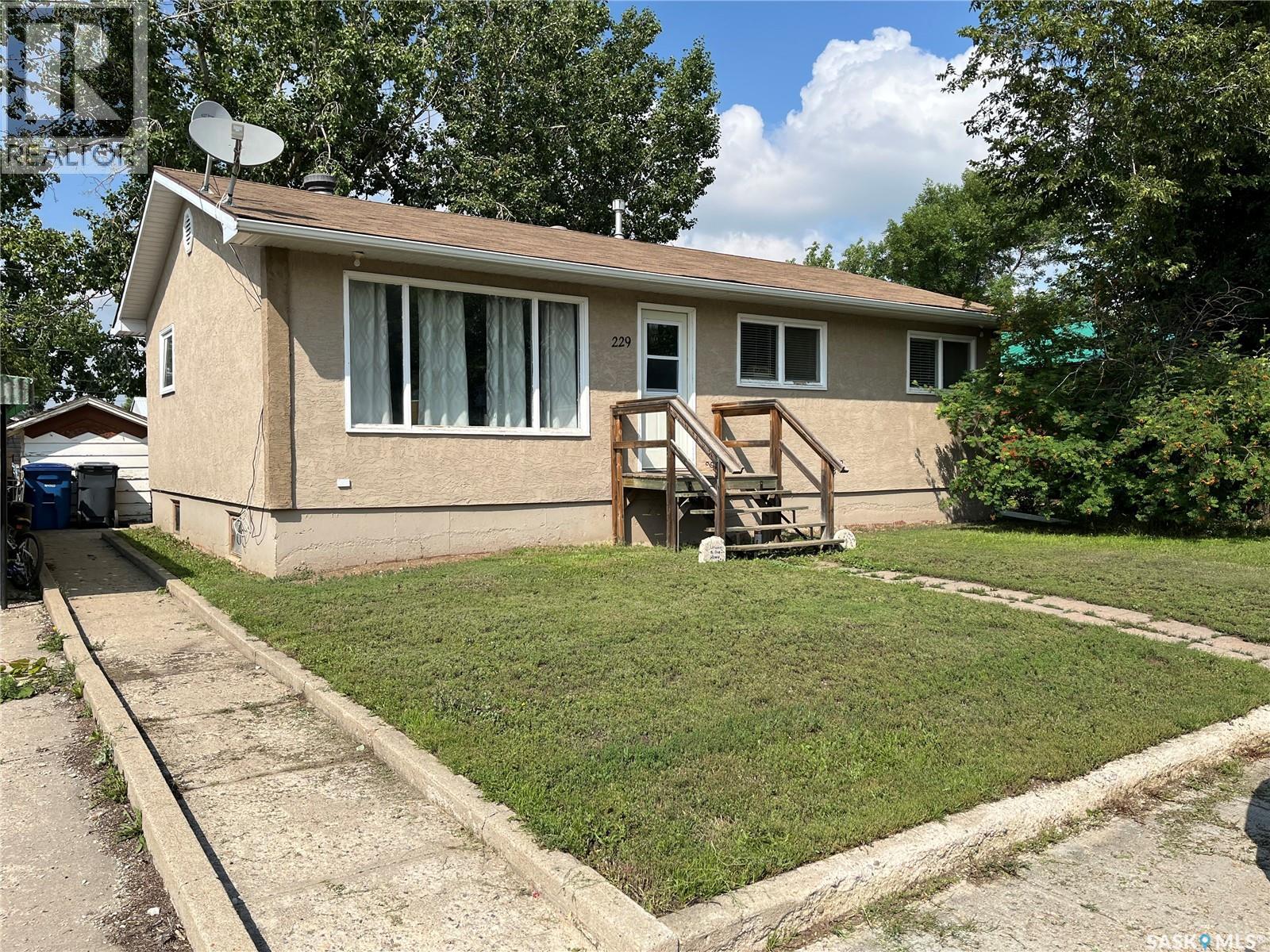 229 4th AVENUE E, gravelbourg, Saskatchewan