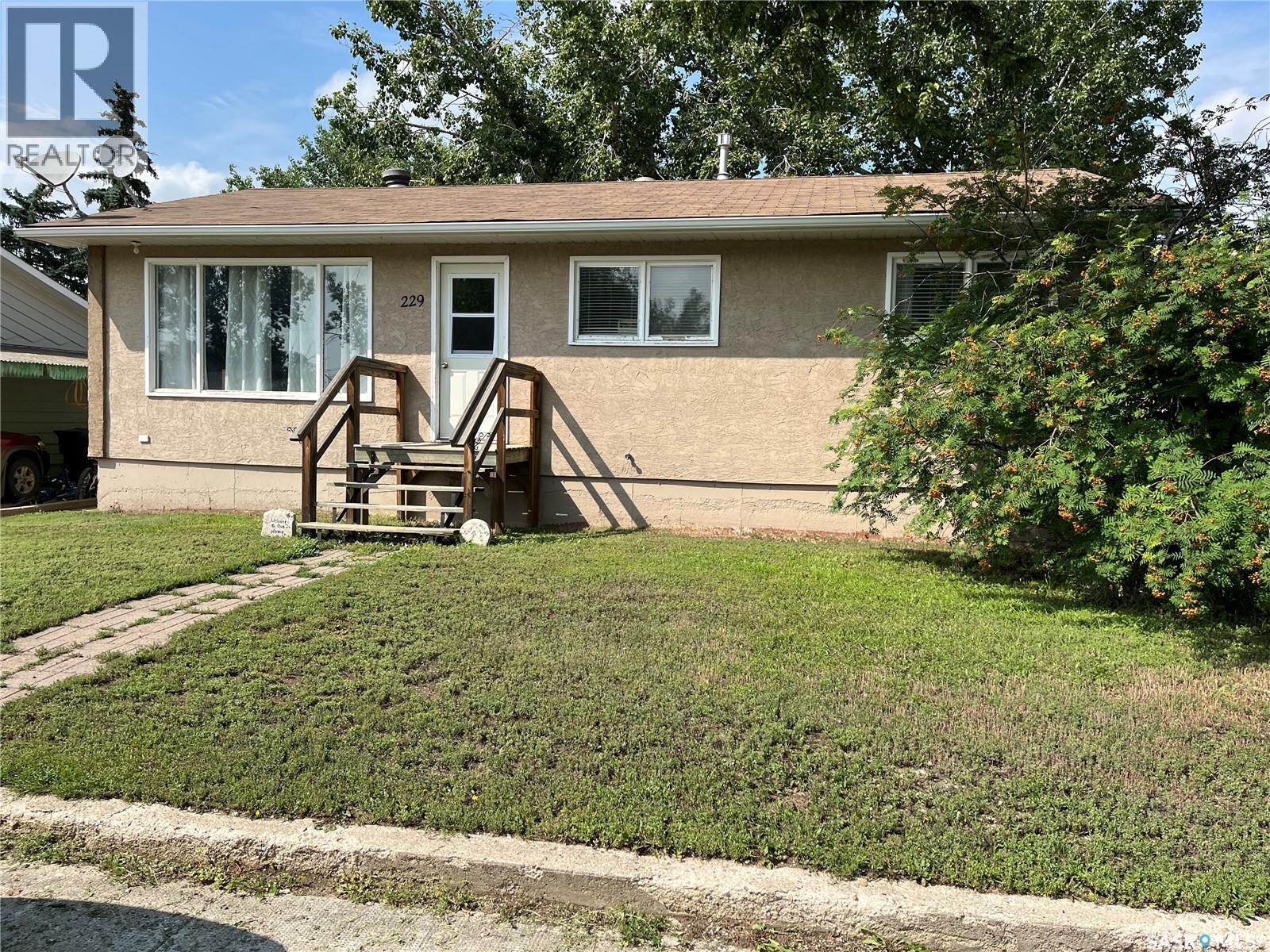 229 4th Avenue E, Gravelbourg, Saskatchewan  S0H 1X0 - Photo 2 - SK014630