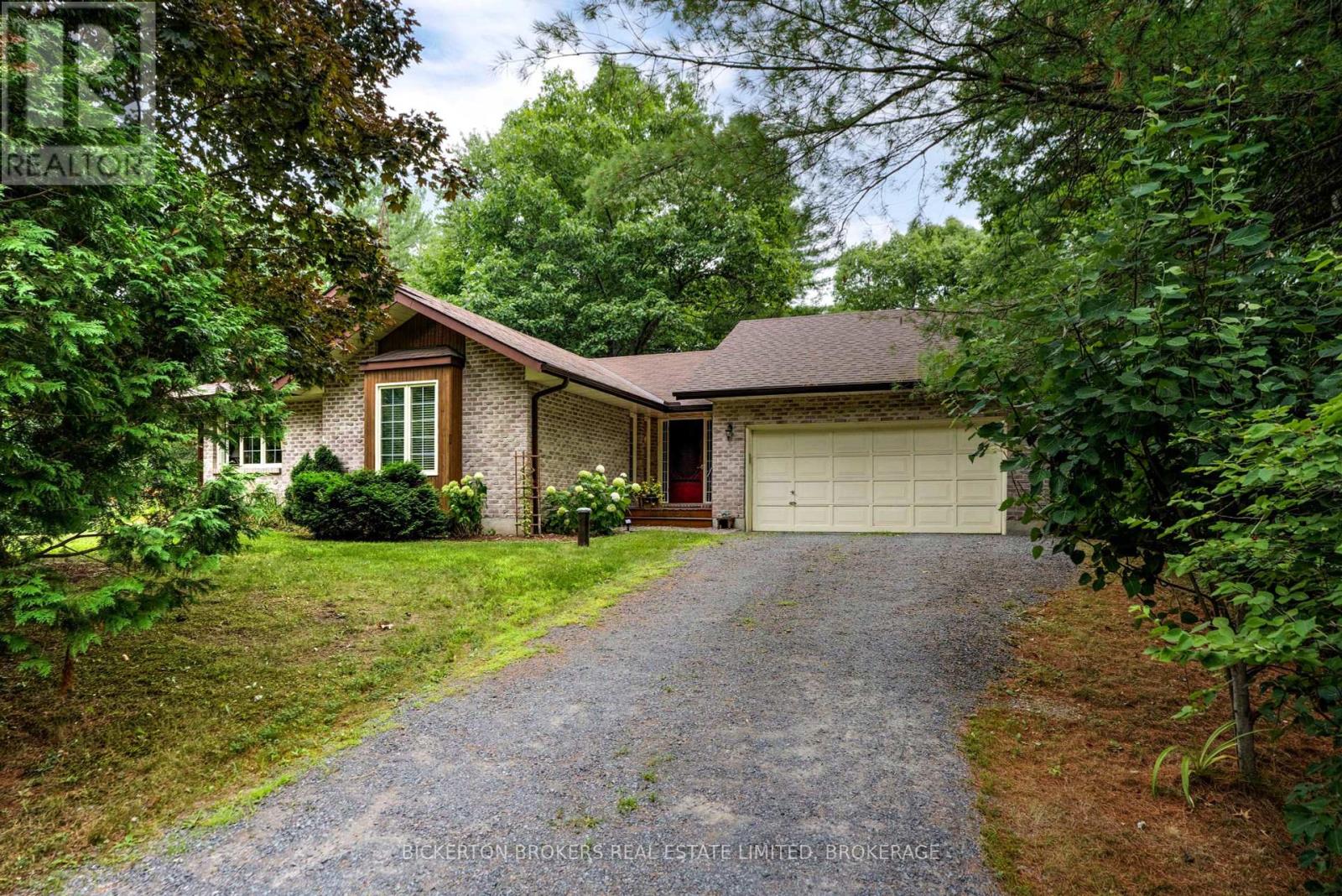 16 Village Estates Road S, Leeds And The Thousand Islands, Ontario  K0E 1L0 - Photo 2 - X12324402