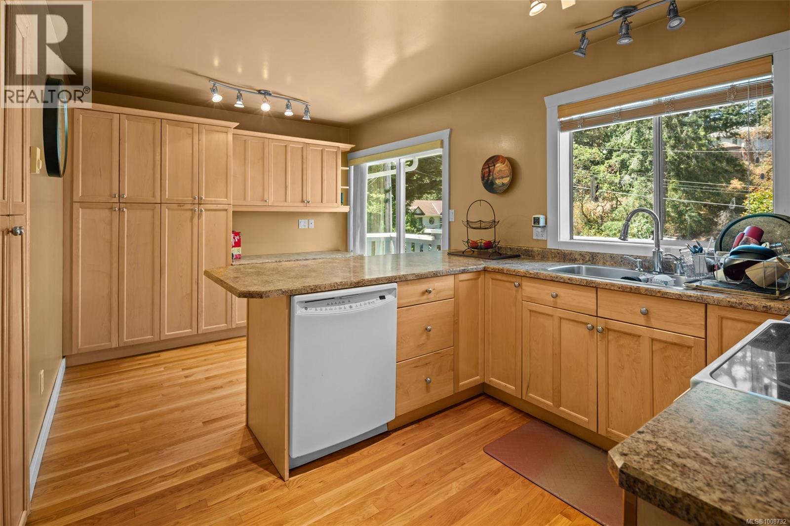 Property at 105 Rockcliffe Pl image 4