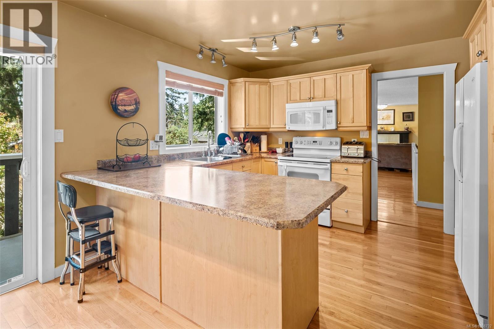 Property at 105 Rockcliffe Pl image 5