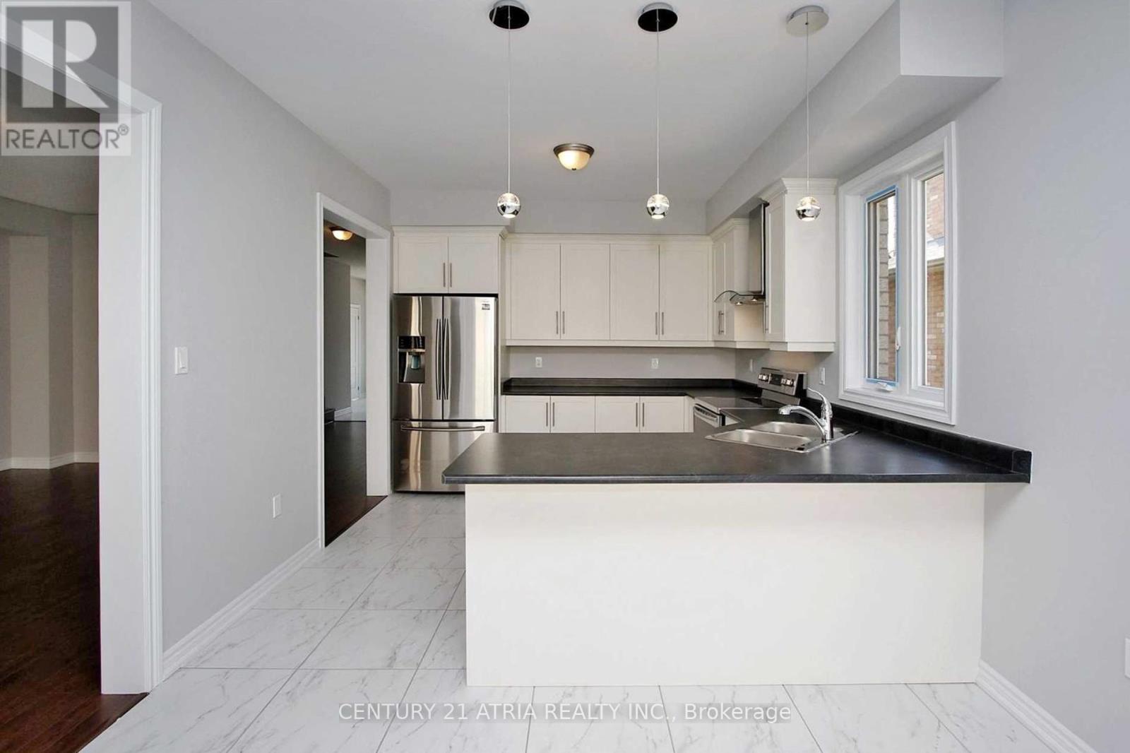 92 Sutherland Avenue, Bradford West Gwillimbury, Ontario  L3Z 4H4 - Photo 10 - N12324338