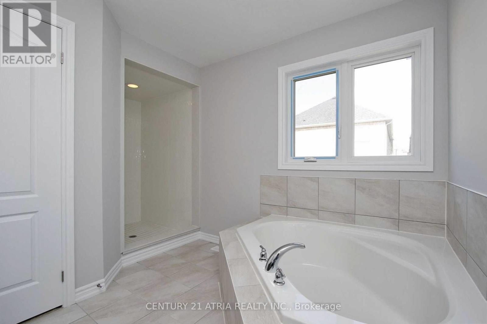 92 Sutherland Avenue, Bradford West Gwillimbury, Ontario  L3Z 4H4 - Photo 16 - N12324338