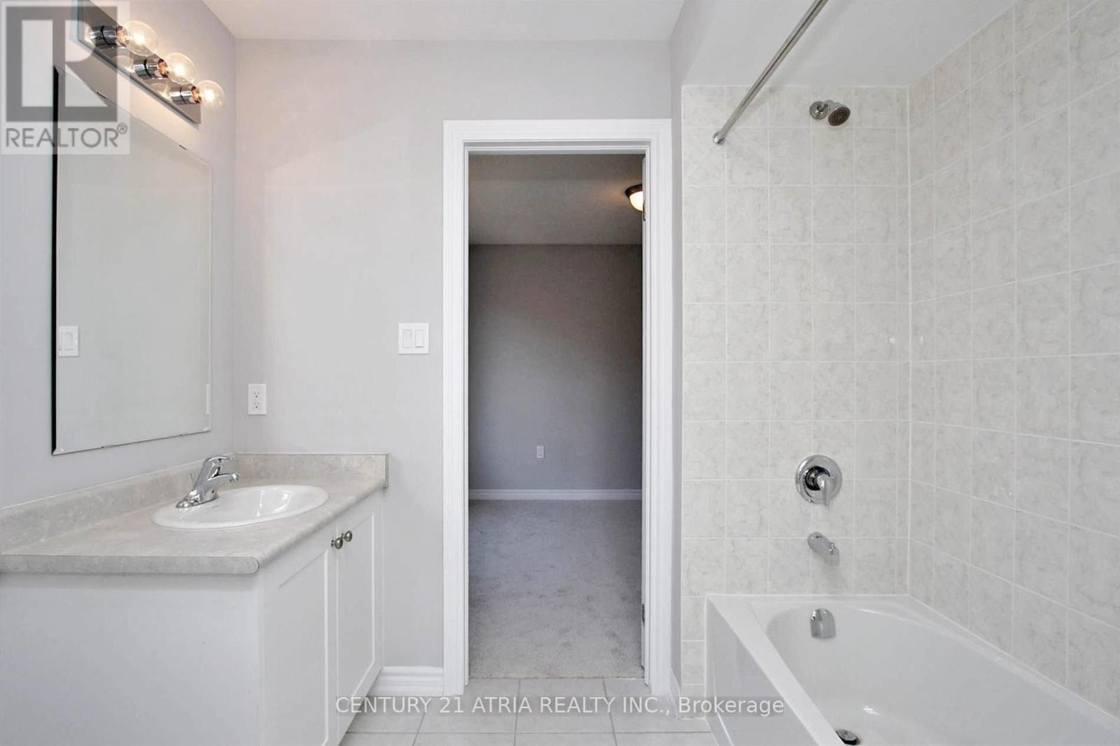 92 Sutherland Avenue, Bradford West Gwillimbury, Ontario  L3Z 4H4 - Photo 19 - N12324338