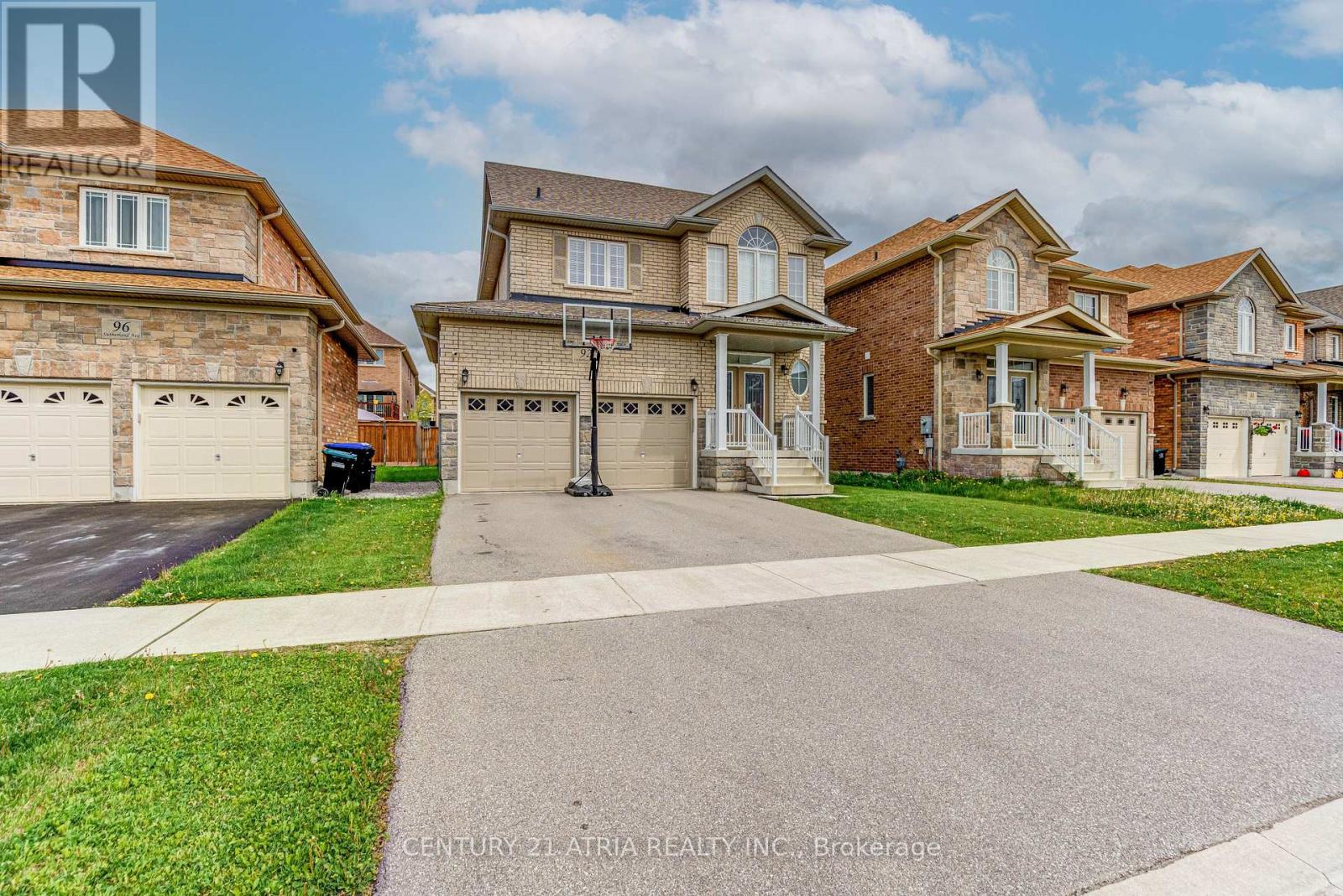 92 Sutherland Avenue, Bradford West Gwillimbury, Ontario  L3Z 4H4 - Photo 2 - N12324338