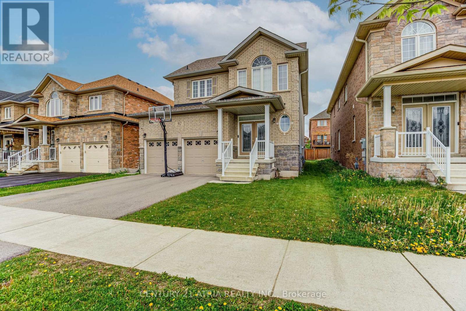 92 Sutherland Avenue, Bradford West Gwillimbury, Ontario  L3Z 4H4 - Photo 3 - N12324338