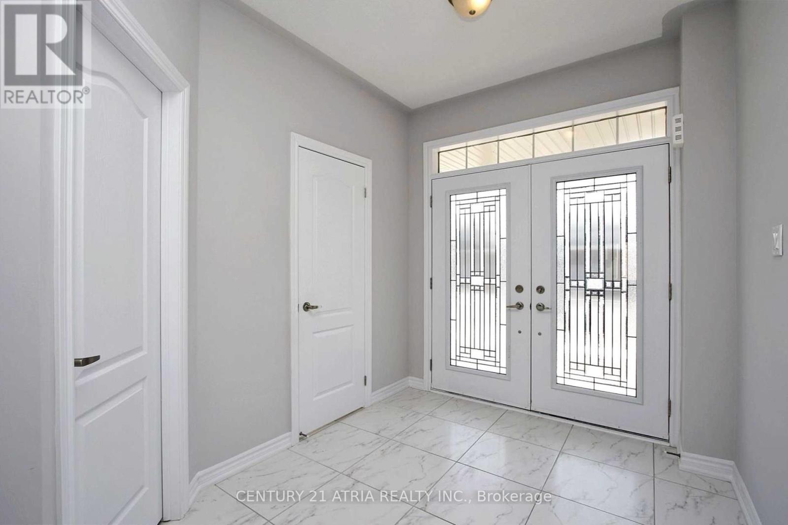 92 Sutherland Avenue, Bradford West Gwillimbury, Ontario  L3Z 4H4 - Photo 5 - N12324338