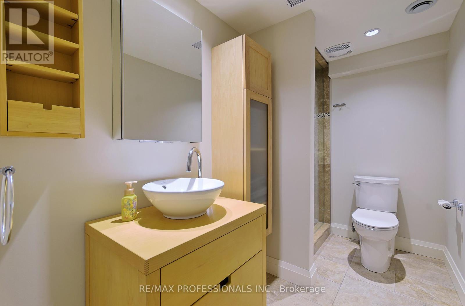 321 Wendy Lane, Oakville, Ontario  L6L 4P9 - Photo 22 - W12324341