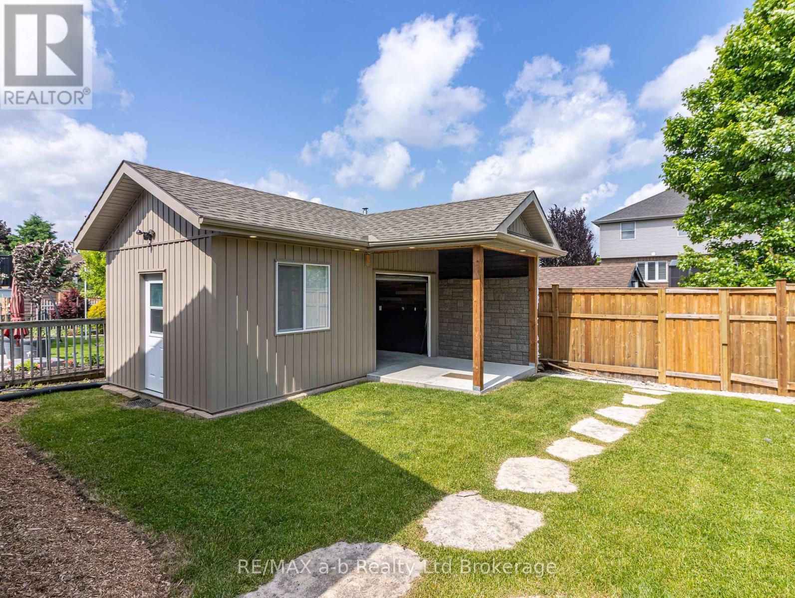 18 Oriole Crescent, Woodstock, Ontario  N4T 1T1 - Photo 2 - X12224191