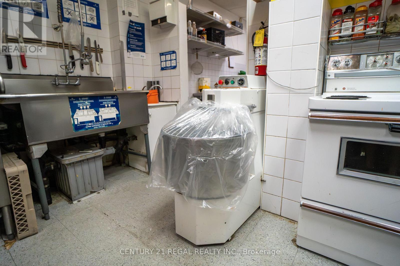 736 St. Clair Avenue W, Toronto, Ontario M6C 1B7 - Photo 17 - C12313221