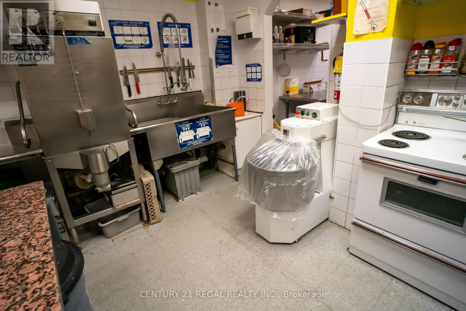 736 St. Clair Avenue W, Toronto, Ontario M6C 1B7 - Photo 16 - C12313221