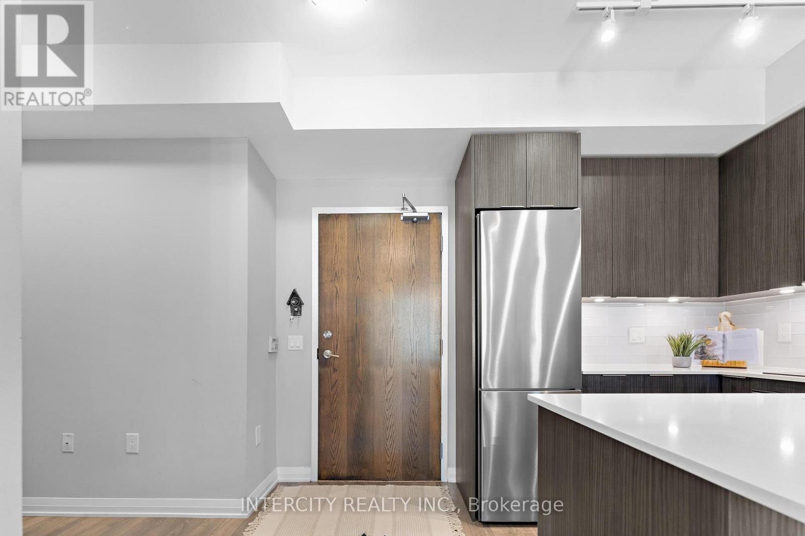 Property at 627 - 99 EAGLE ROCK WAY image 3