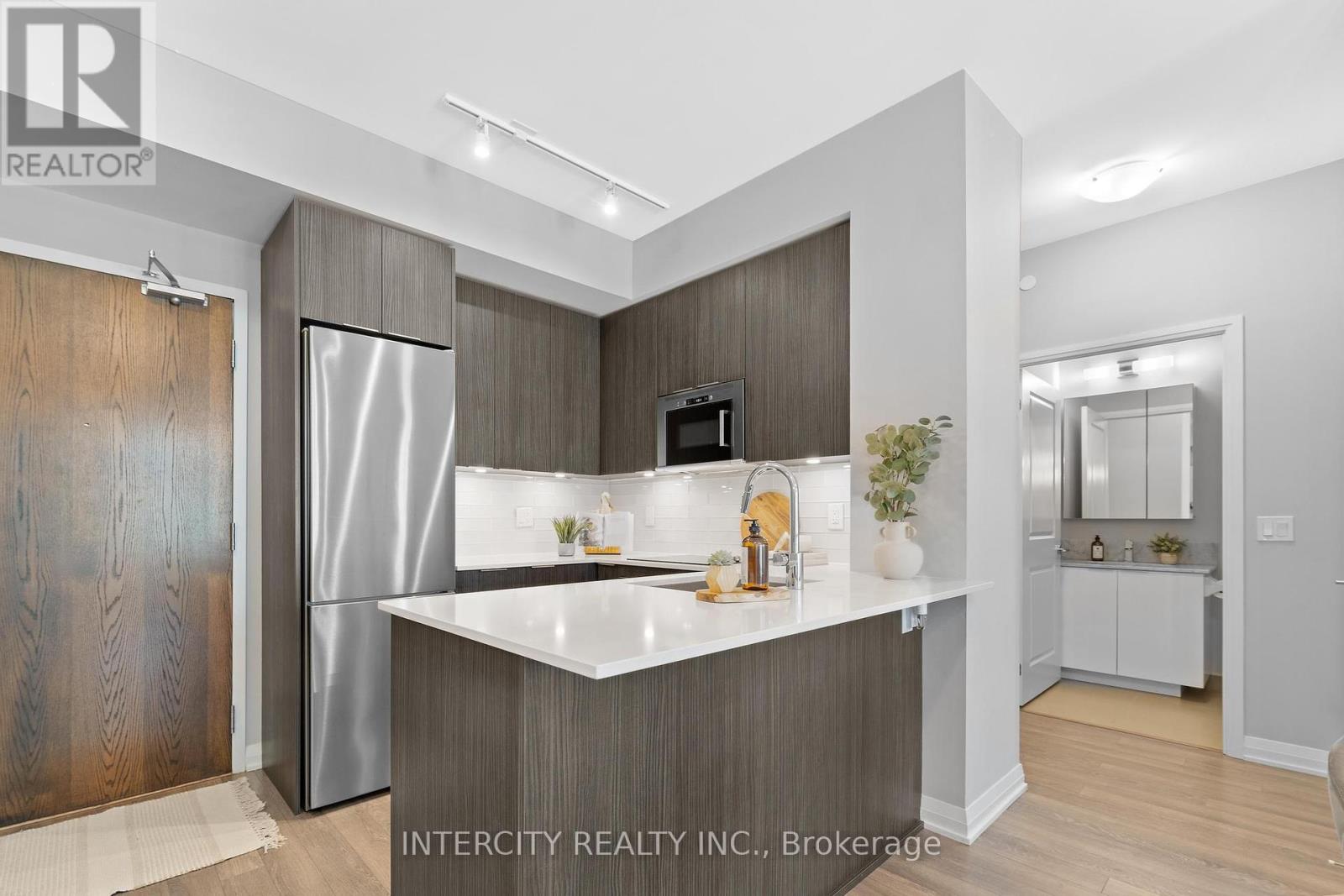 Property at 627 - 99 EAGLE ROCK WAY image 4