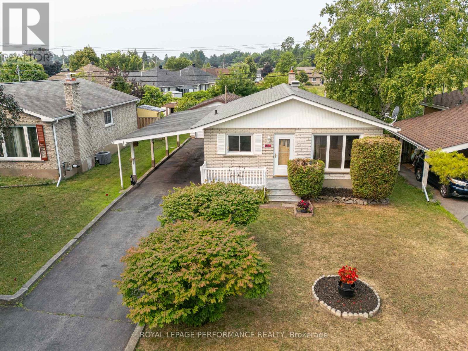 635 Hamilton Crescent E, Cornwall, Ontario  K6H 5N5 - Photo 4 - X12324771