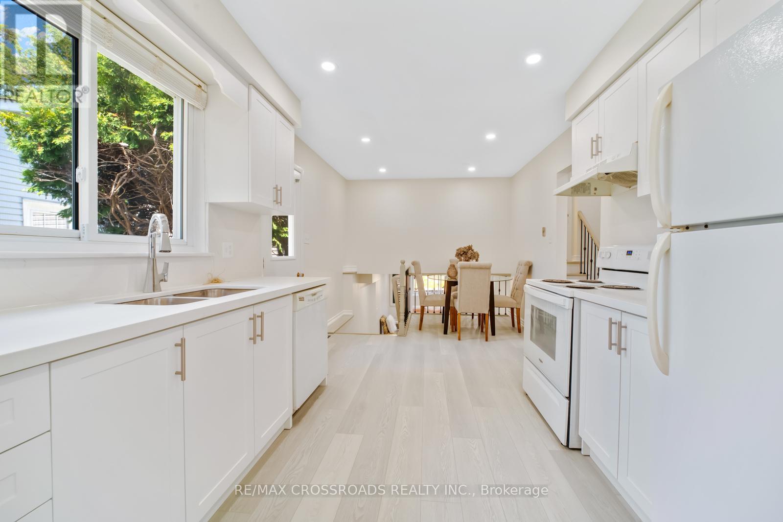 Property at 20 DEERPARK CRESCENT image 2