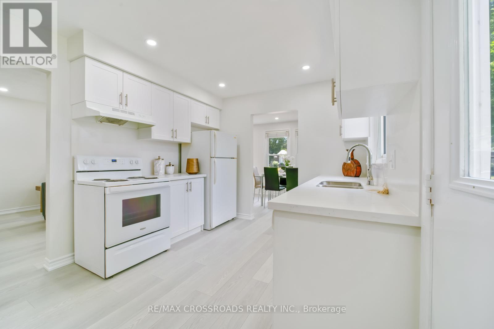 Property at 20 DEERPARK CRESCENT image 3