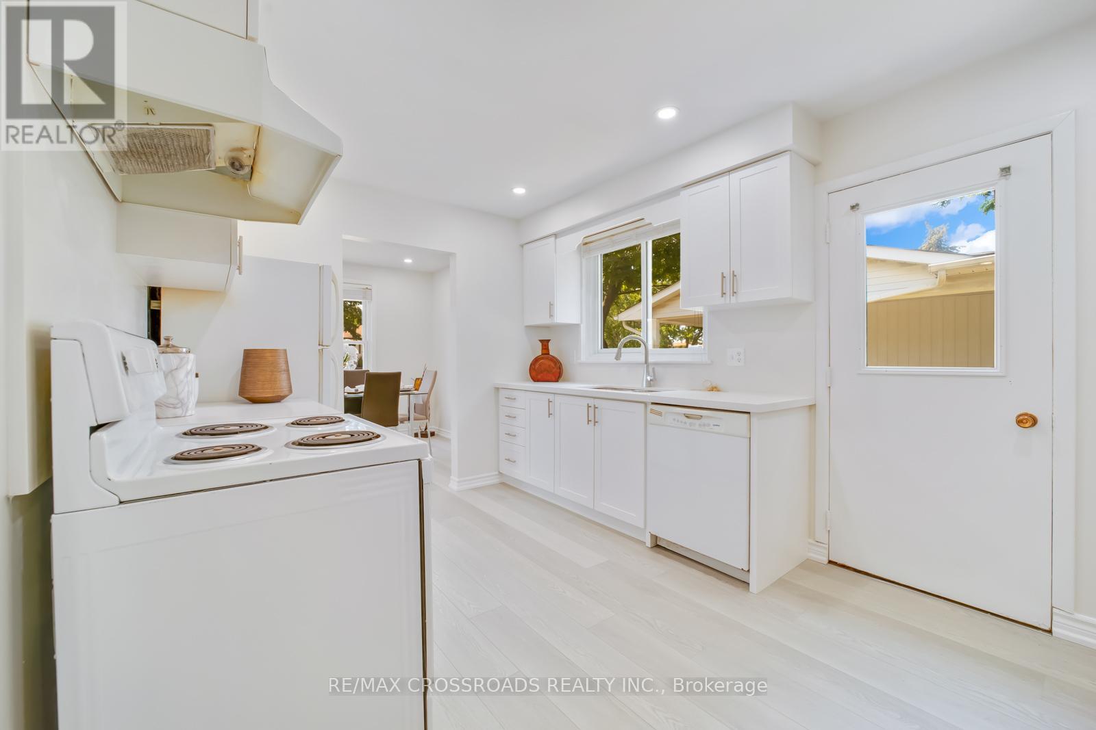 Property at 20 DEERPARK CRESCENT image 4