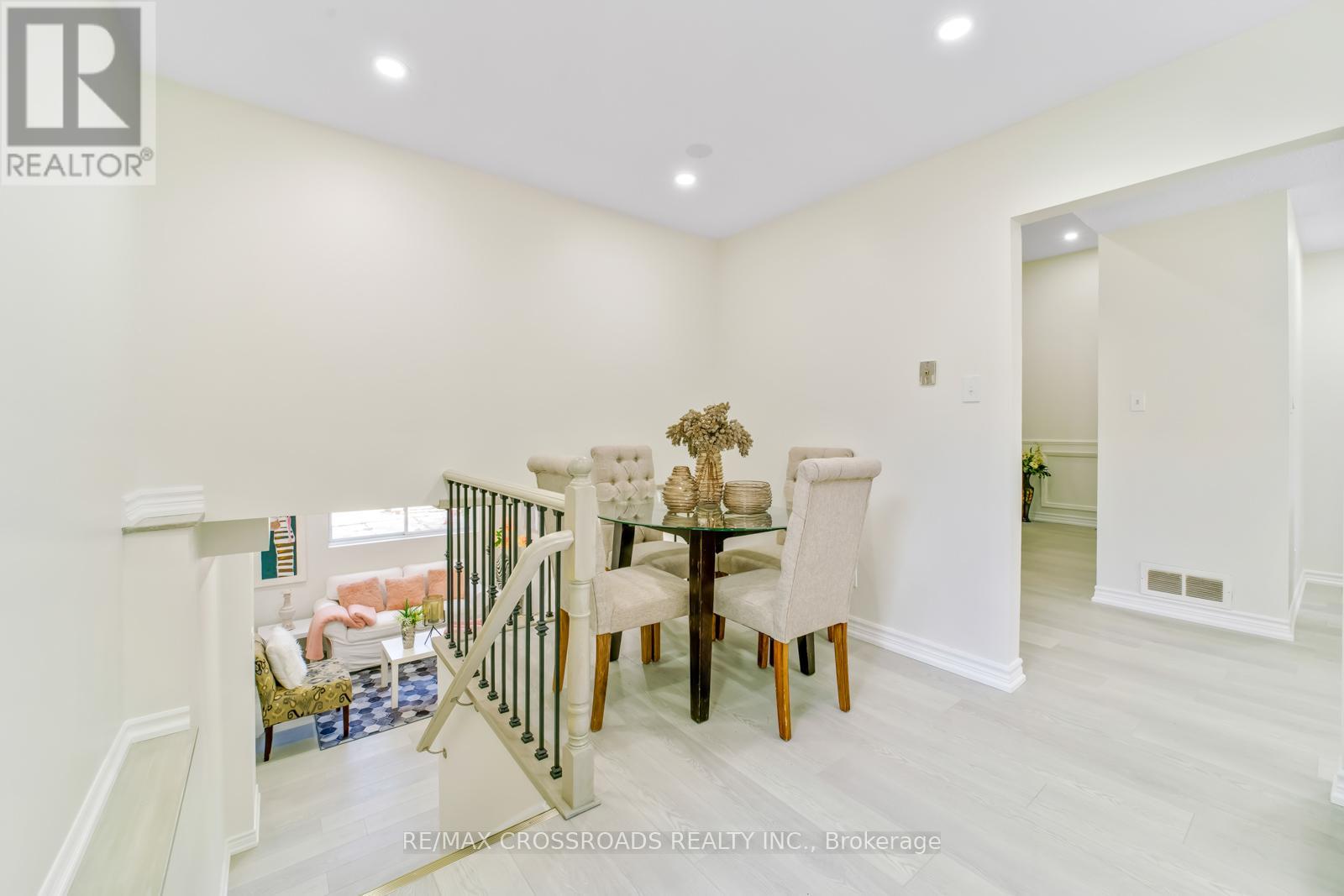Property at 20 DEERPARK CRESCENT image 5