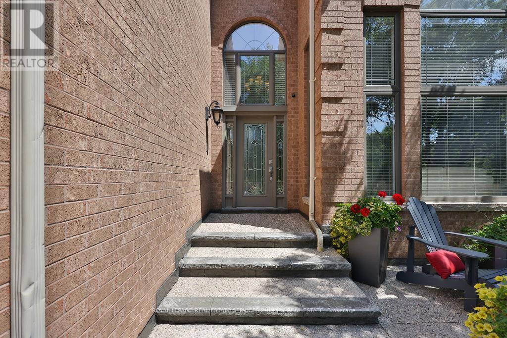 1165 Jeff Drive, Oakville, Ontario  L6J 7N7 - Photo 4 - W12324769