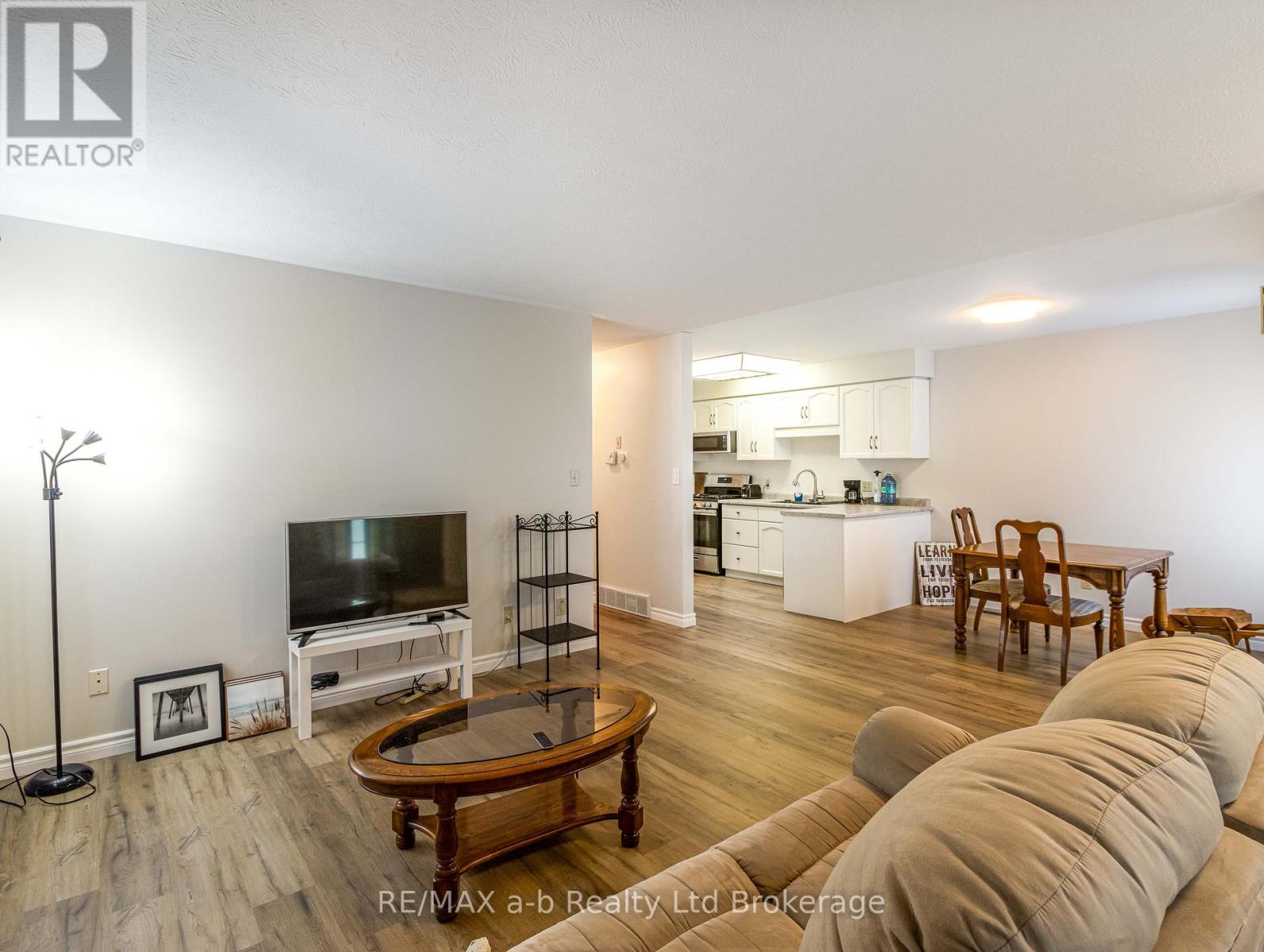 18 Oriole Crescent, Woodstock, Ontario  N4T 1T1 - Photo 8 - X12224191