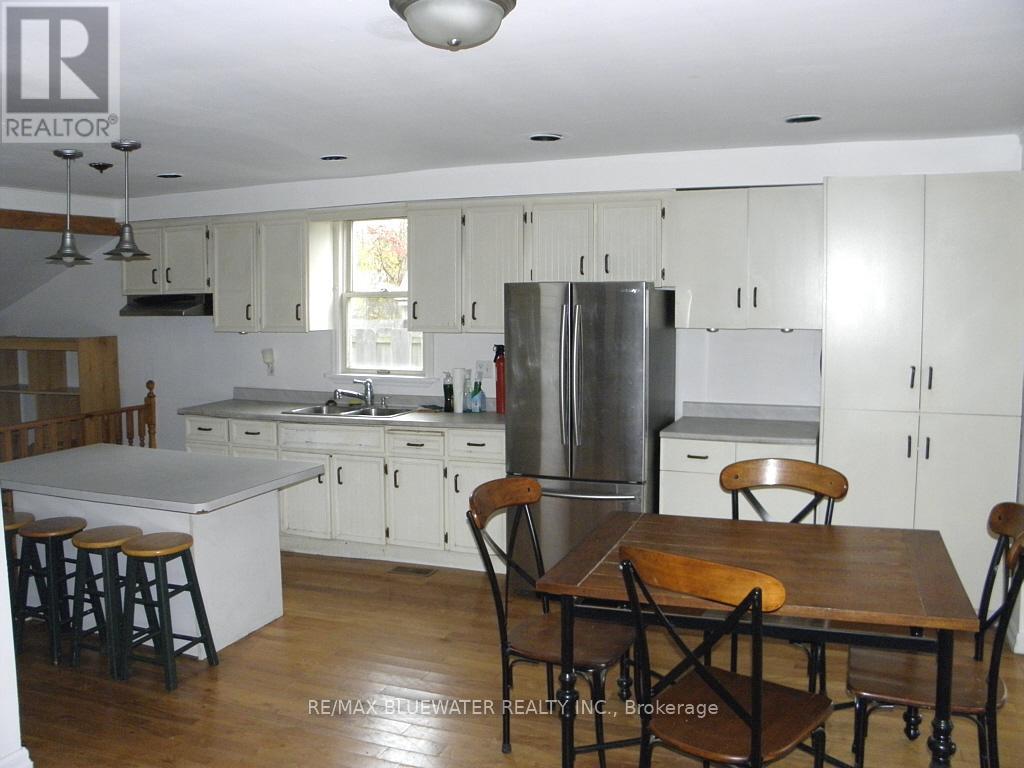 6342 London Road, Lambton Shores, Ontario  N0N 1J1 - Photo 14 - X12325163