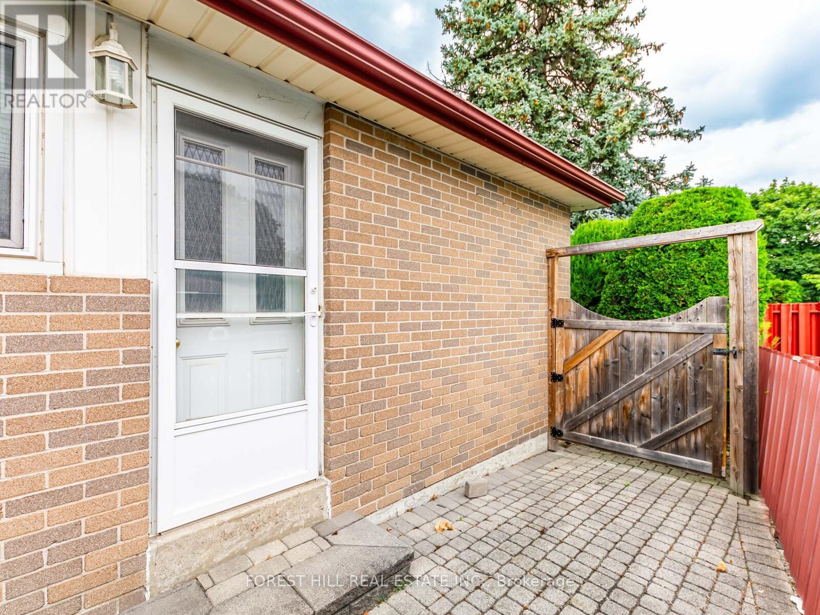 19 Drayton Crescent, Brampton, Ontario  L6T 3G6 - Photo 4 - W12325031
