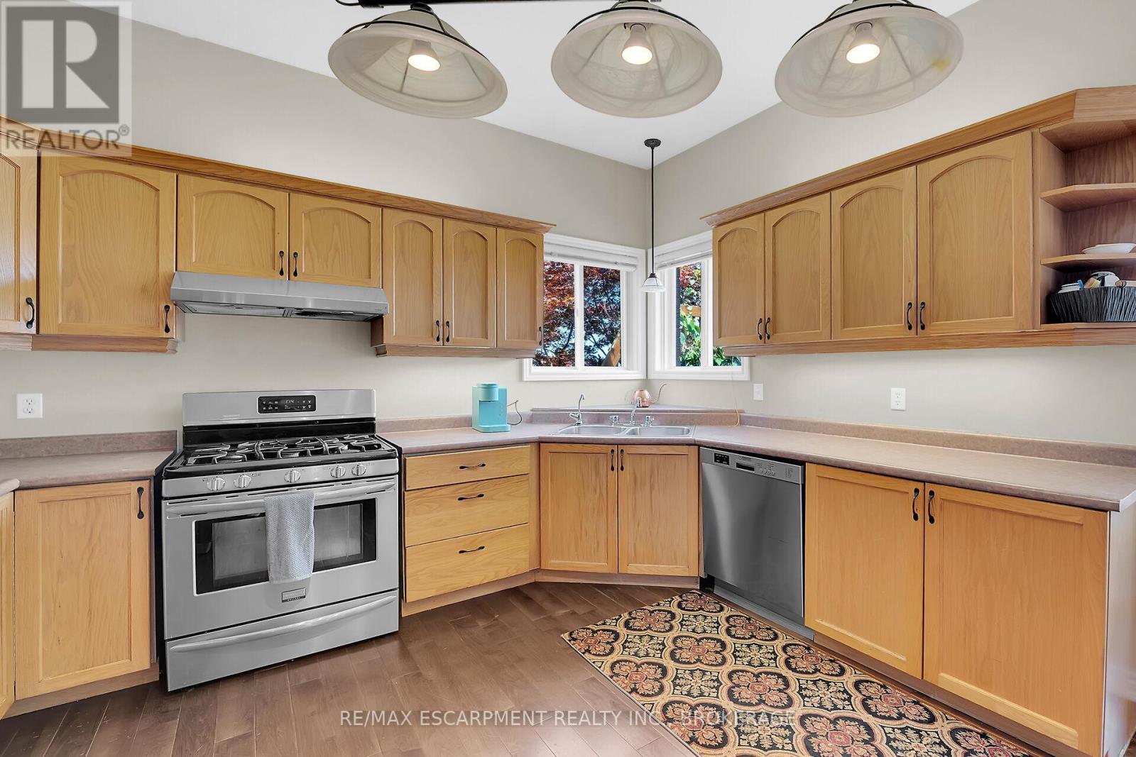 119 Dorchester Drive, Grimsby, Ontario  L3M 5H5 - Photo 7 - X12325274