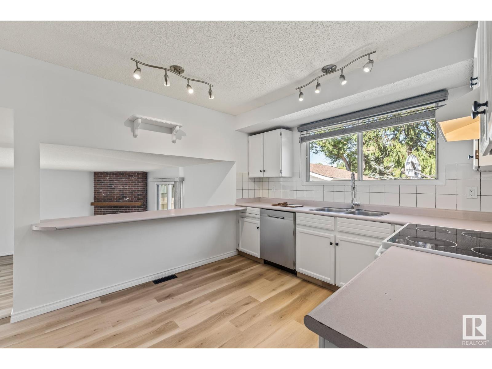 Property at 32 BUTTERFIELD CR image 1