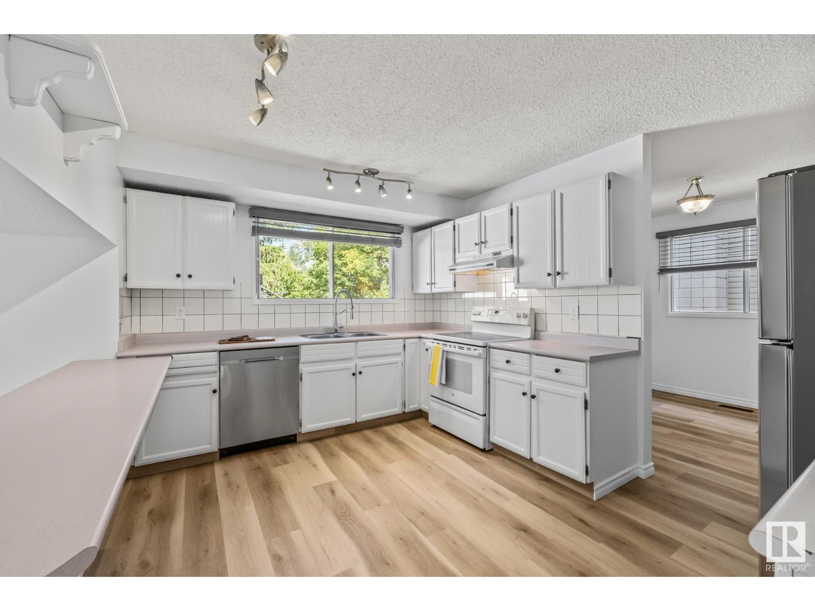 Property at 32 BUTTERFIELD CR image 2