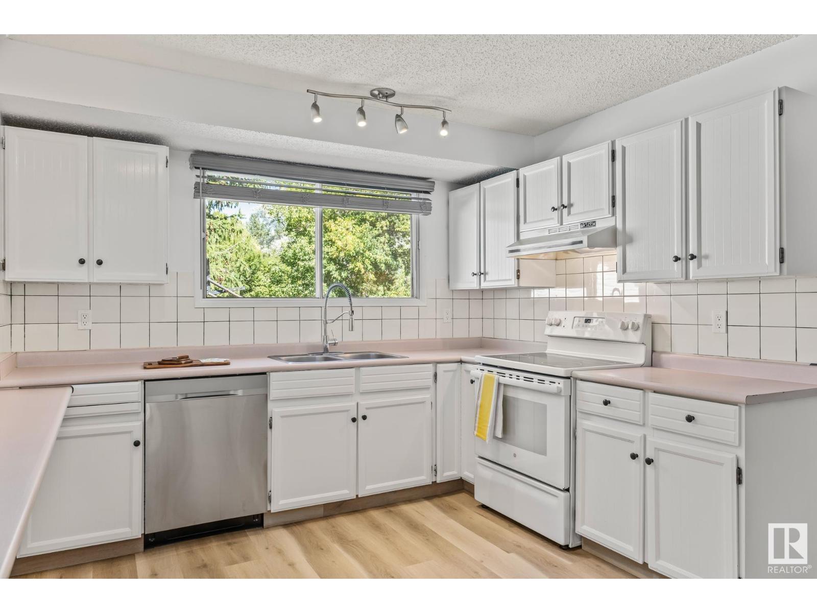 Property at 32 BUTTERFIELD CR image 3