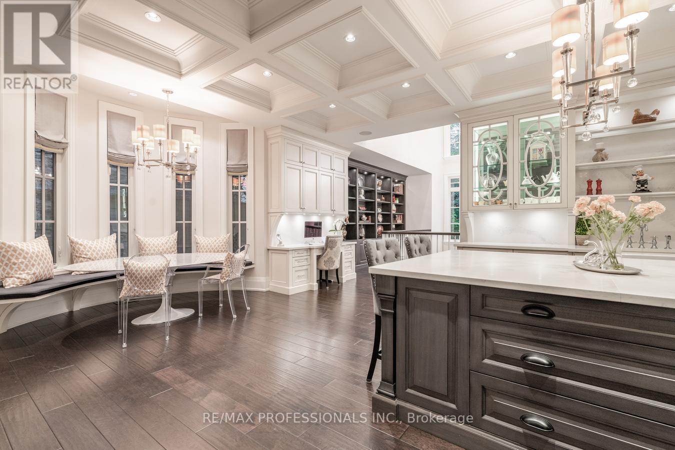 1285 Minaki Road, Mississauga, Ontario L5C 2X5 - Photo 12 - W12163134